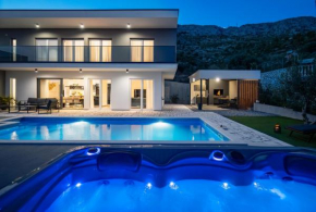 Villa Hill with private 32sqm heated pool and hydro-massage, 4 en-suite bedrooms, 200m from the sandy beach